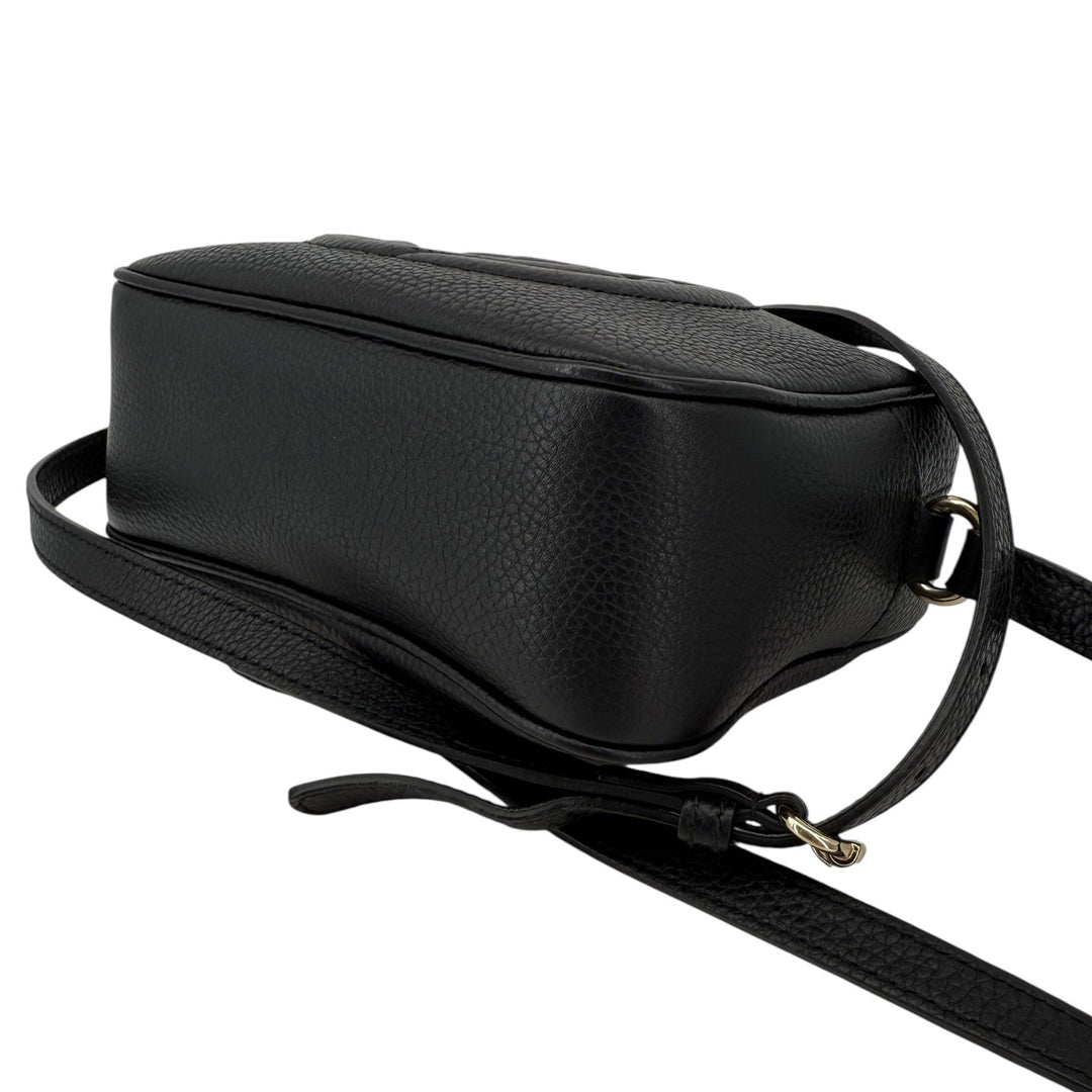 Gucci Soho Disco Small Crossbody bag in black pebbled calfskin showcasing adjustable strap and textured finish.