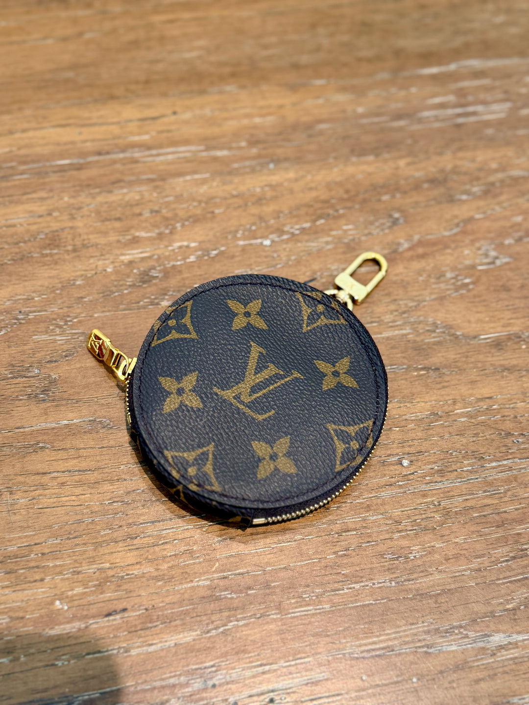 LV round coin