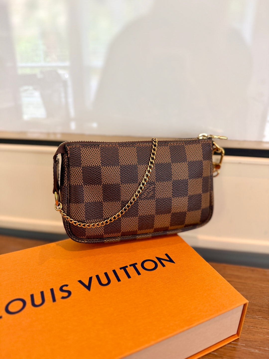 LV mini Damier ebene pochette