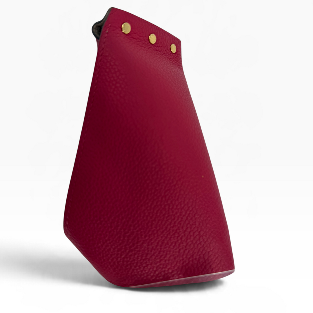 Louis Vuitton Multiclés Berlingot fuchsia pebbled leather opposite exterior panel with three gold-tone rivets and minor surface mark
