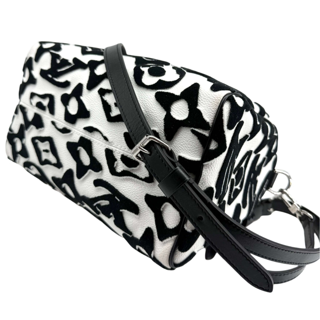 Louis Vuitton x Urs Fischer Speedy Bandoulière 25 bag in tufted white and black monogram design