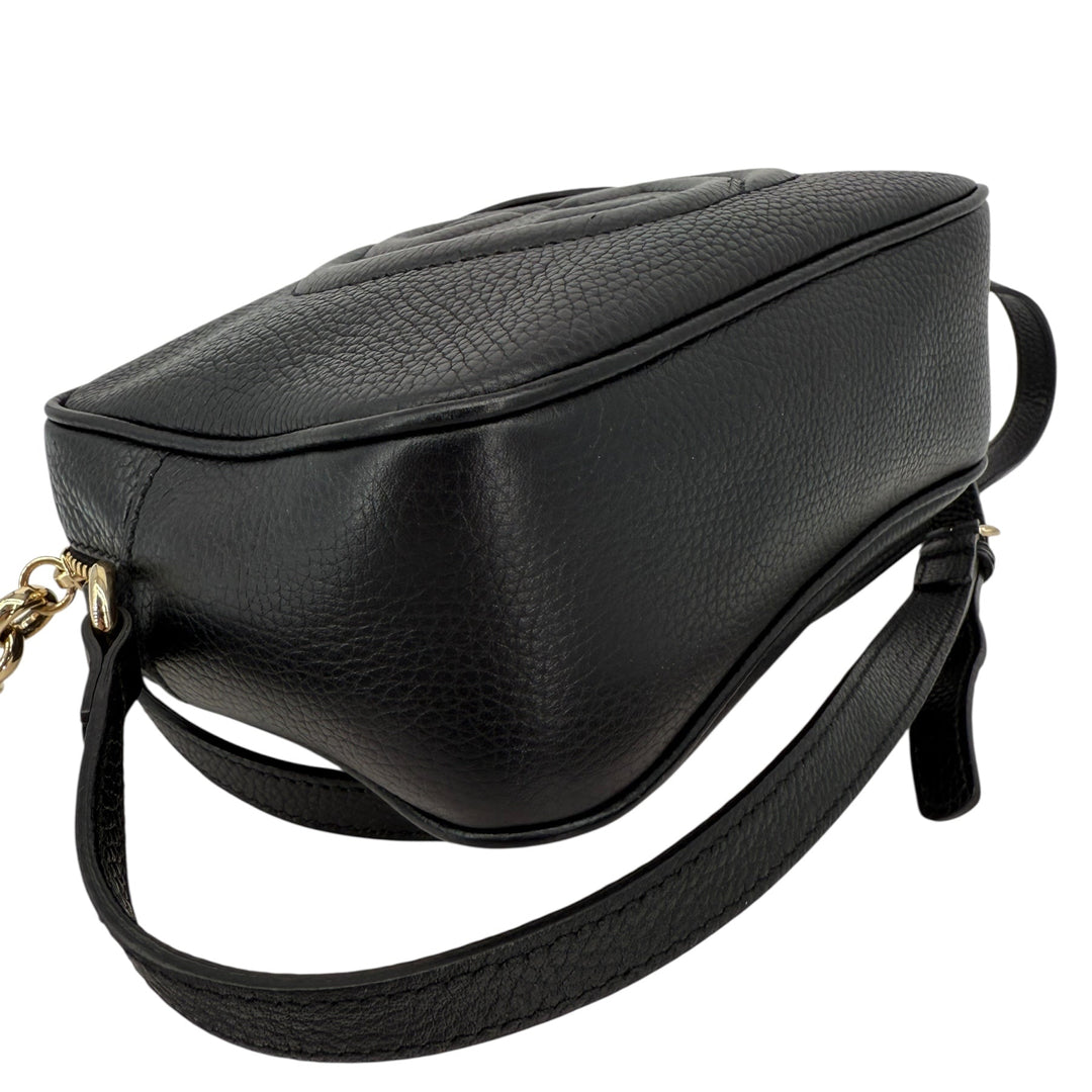 Gucci Soho Disco Small Crossbody in black pebbled calfskin with tassel, showcasing its sleek side and adjustable strap.