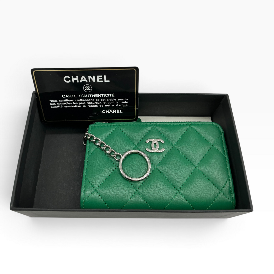 Chanel green quilted leather zipped key holder with silver-tone CC logo and key ring front view