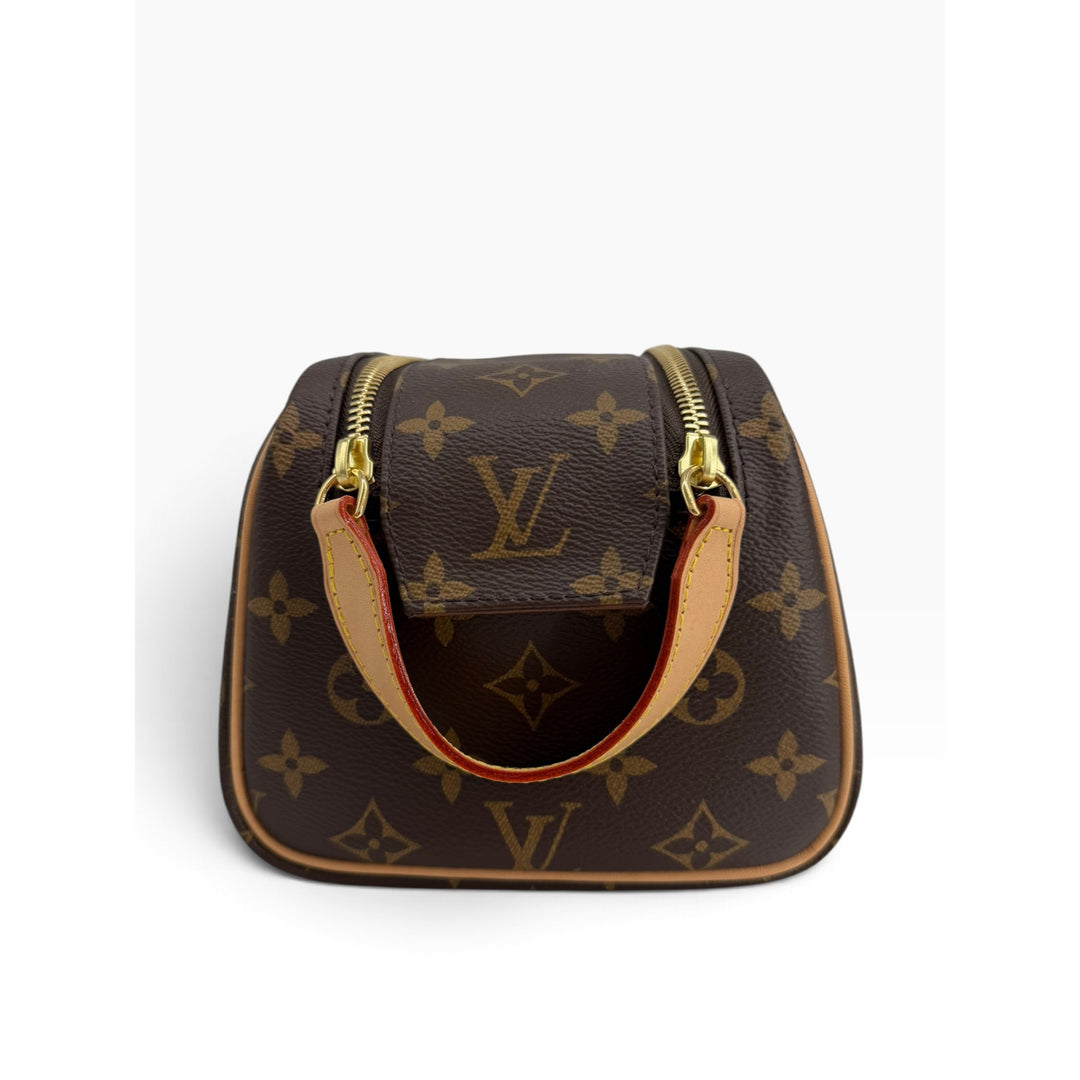 Louis Vuitton Dopp Kit M44494 handle and magnetic flap detail