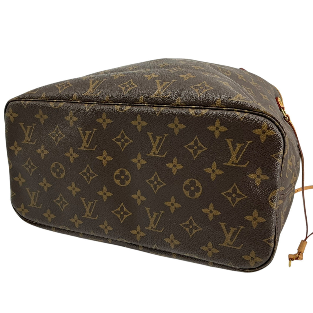 Louis Vuitton Neverfull MM bottom exterior condition